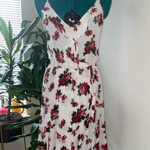 🌺🌻Spring has almost sprung🌺🌻 cute spaghetti strap wrap floral print dress.